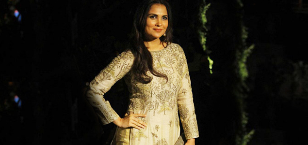 Lara Dutta walk the ramp at Lakme Fashion Week 2017 – Day 5