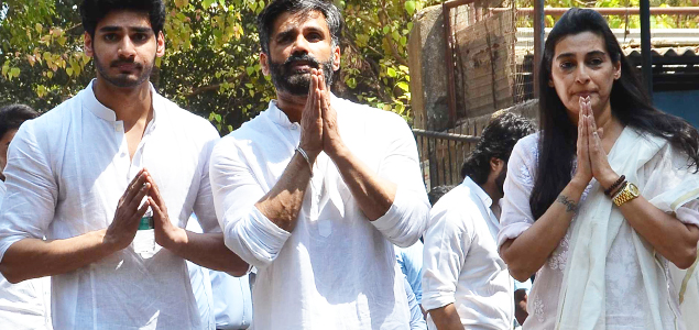 Suniel Shetty's father's last rites in Worli