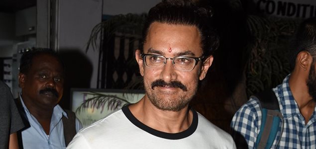 Aamir Khan snapped post collecting his new spectacles in Bandra