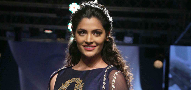 Saiyami Kher walks the ramp for designer Nachiket Barve at the Lakme Fashion Week 2017