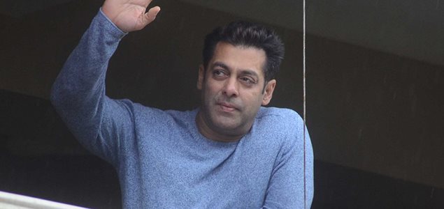 Salman Khan wishes all his fans Eid Mubarak from his home in Bandra