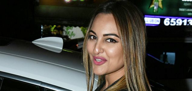 Sonakshi Sinha snapped post dinner with friends in Bandra