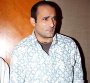 Akshaye Khanna goes clean in SHORTKUT!