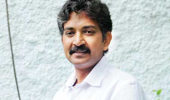 Eega director Rajamouli keen to make Bollywood film