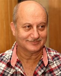 Anupam Kher gifts his book to Ang Lee