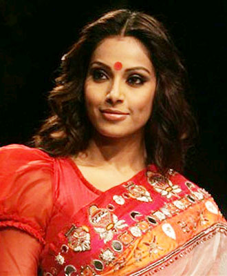 Bipasha gorging on sweets in Kolkata 