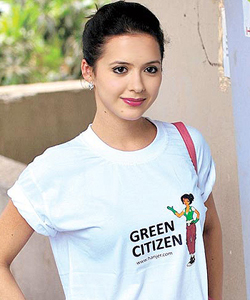 Isha Sharvani back on stage, sizzles