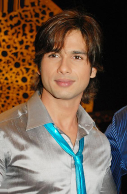 Shahid enjoys carrom with film crew