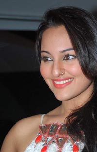 Sonakshi believes in healthy competition