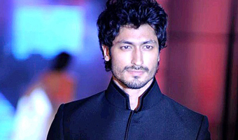 Vidyut helps Commando team on sets