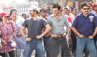 Salman makes crew groove on Hud hud dabangg 