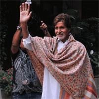 Big B gets better, comes out to greet fans 