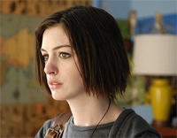 Hathaway cuts hair for Les Miserables