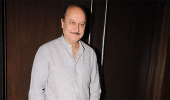 Anupam poses as blind man, says its a marketing gimmick