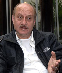 Amitabhs appearance lends authenticity to Mr. Bhatti...: Anupam