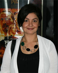 For Pooja Bhatt, Jism 2 director proof script