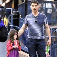 Russell Brands long legs scared Suri Cruise