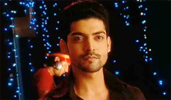 Gurmeet caught between two women!