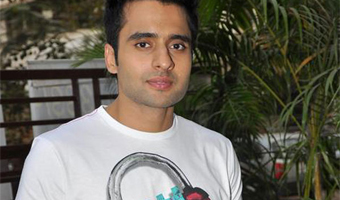 Jackky Bhagnani takes an auto ride