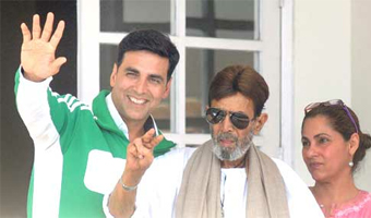 Rajesh Khanna gets few visitors at Lilavati