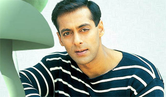 Salman pays tribute to Dara Singh, with a minutes silence 