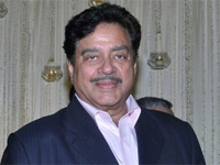 Shatrugan Sinha undergoes bypass surgery, recovering