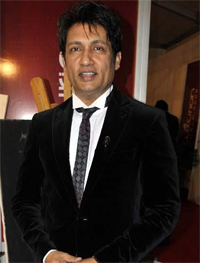 Try standup comedy, Shekhar Suman exhorts women