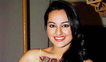 Sonakshi hurts eye while filming song