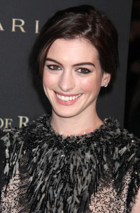 Anne Hathaway turns singer