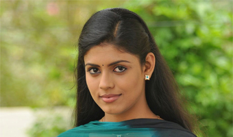 Iniya plays textile sales woman in Kann Pesum Varthaigal 