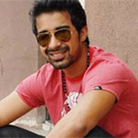 Rannvijay Singh challenges school goers with obstacle race