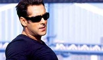 Salman gives salaam to Priyankas In My City 