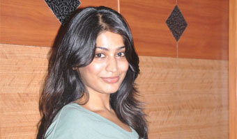 Vijayalakshmi sans makeup in Vana Yudham