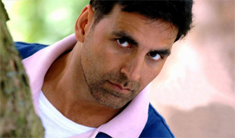 Akshay dedicates Special Chabbis song to Twinkle