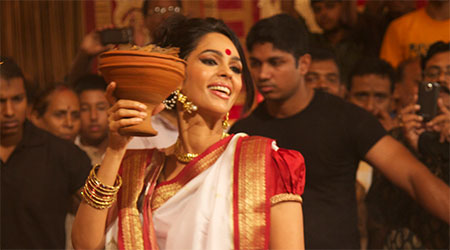 Mallika visits Kolkata, seeks Durga blessings