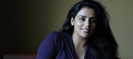 Youth Congress workers burn effigy of Swetha Menon