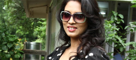 Pooja makes a comeback with Vidiyum Munn 