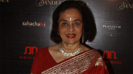 Asha Parekh unveils her hand impression tile