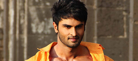 Sudheer to flaunt six pack abs in Aadu Magaadra Bujji