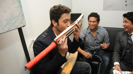 Adhyayan gets autographed bat from Sachin Tendulkar 