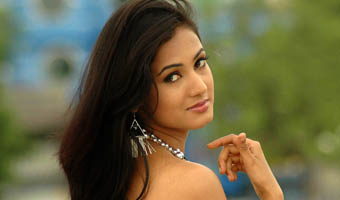 Sonal turns singer for 3G