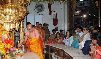 Bachchans at SiddhiVinayak 