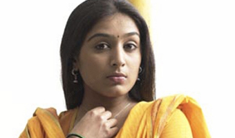 Padmapriya buries the hatchet with Nishad