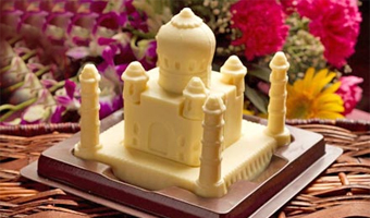 Unique V Day gifts: Cupcakes evoking amorous feelings, Taj shaped chocolate