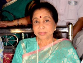 Asha Bhosle walks ramp, gets standing ovation at LFW