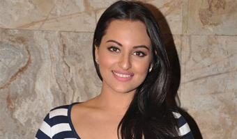 Sonakshi learns the iconic Moonwalk!