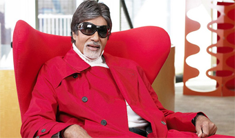 Big B turns quizmaster, asks fans to find fault