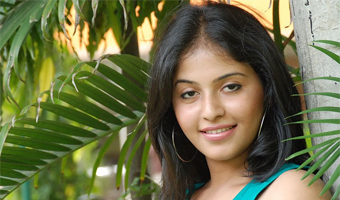 Actress Anjali finally makes an appearance