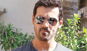 John Abraham to live chat with fans
