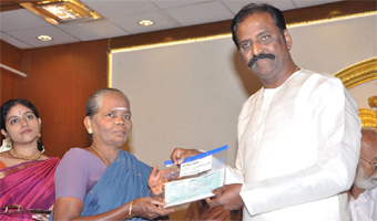 Vairamuthu donates 11 lakhs to farmers